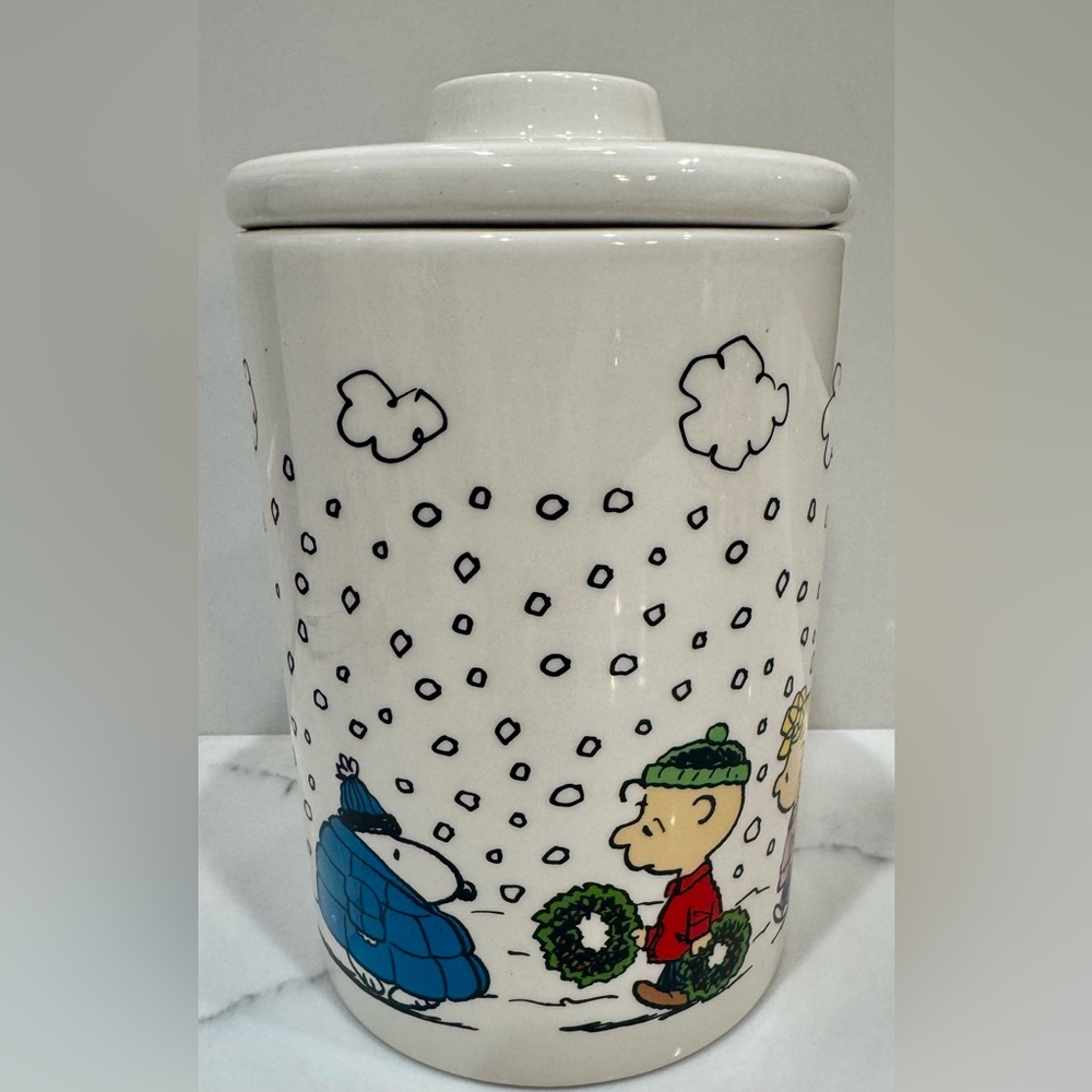 WINTER HOLIDAY PEANUTS COOKIE JAR/KITCHEN CANISTER W/ CHARLIE BROWN  SNOOPY GANG